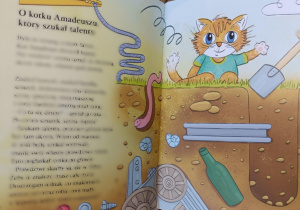 Otwarta książka z wierszem o Kotku Amadeuszu, który szukał talentu.