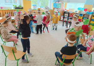 Dzieci z emblematami warzyw wskazanymi przez kolegę zamieniają się miejscami.