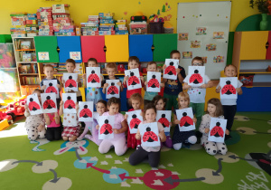 Dzieci prezentują gotowe prace z biedronkami.