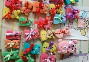 Prace dzieci - misie z gąbki.