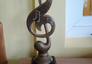 Statuetka e kształcie klucza wiolinowego.